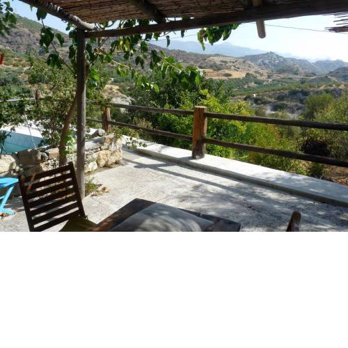 Comfortable Family House nearby Mirtos