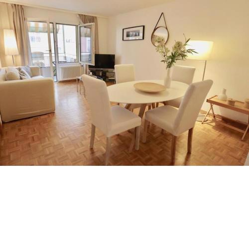 Comfortable, very well located between train station and lake!