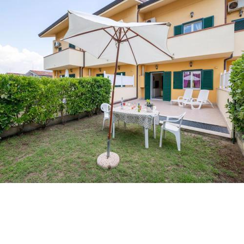 Comfortable Villa in Paestum with Shared Swimming Pool