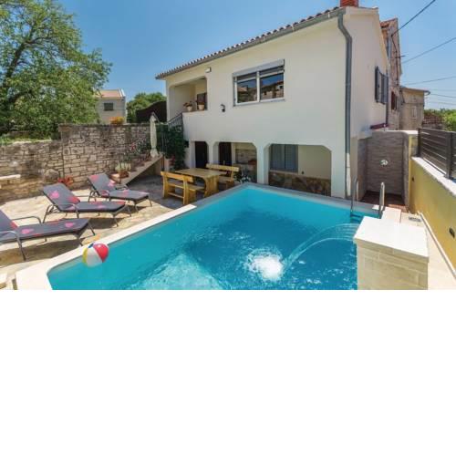 Comfortable Villa Kris with Pool in Mrgani