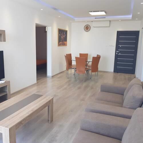 Comfy 3 BR Apt-Walking Distance to Beach-Sea Views
