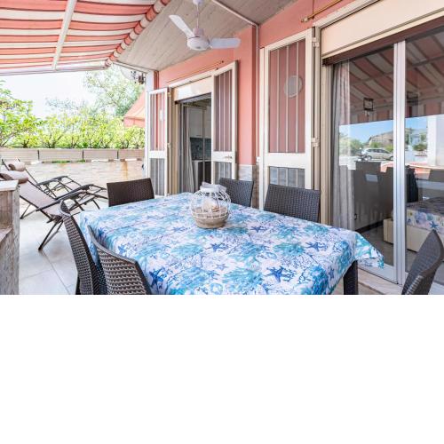 Comfy Apt with Terrace - 50 m from the Beach