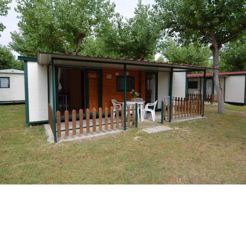 Comfy chalet with terrace in an area near the sea