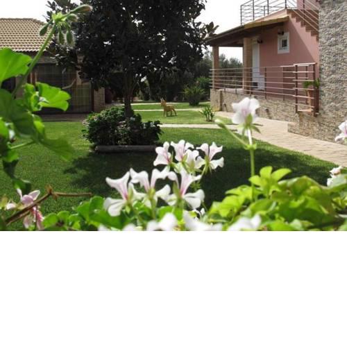 Comfy nest in a garden -1,5km to the sandy beach
