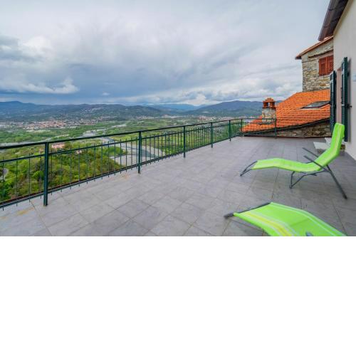 Comfy & Roomy Apt - View on the Ligurian Hills!