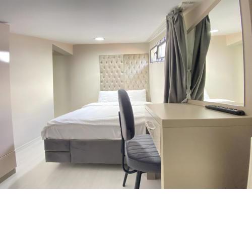 Compact Loft Flat 2 min to Metro and Trump Mall