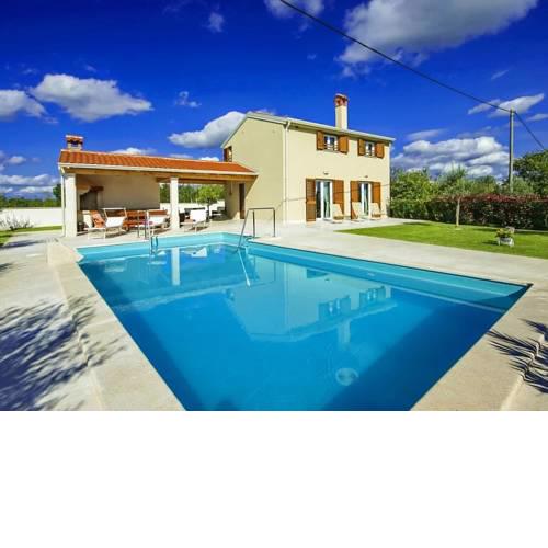 Contemporary Holiday Home in zbandaj with Swimming Pool