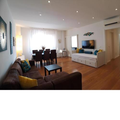 Convenient Family apt with Private Parking