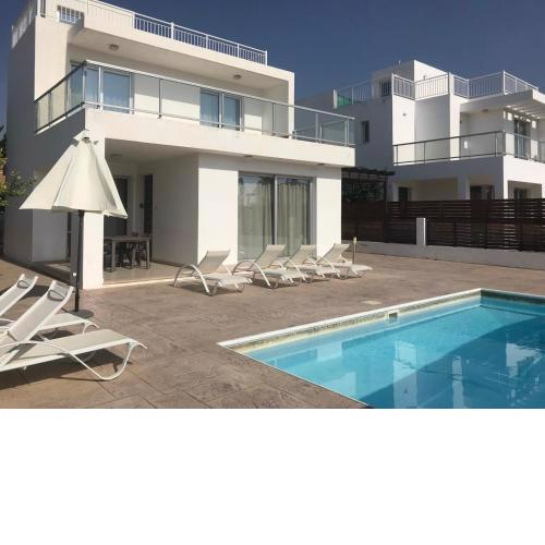 Coral Bay Villa 7, walking distance to the beach