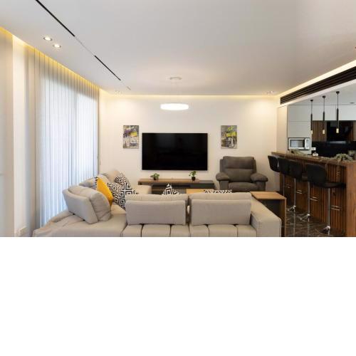 Coral Cove Villa by the Beach with Modern Elegance