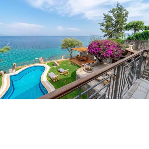 Corfu Beachfront Vila Benitses