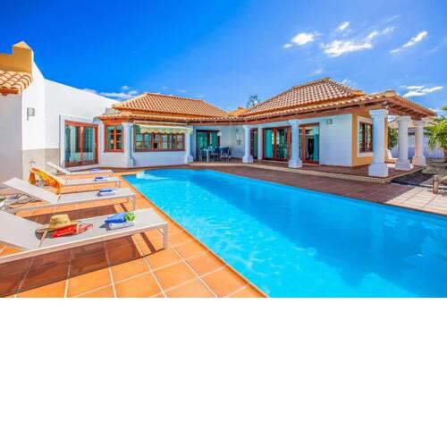 Corralejo Villa Sleeps 4 with Pool Air Con and WiFi