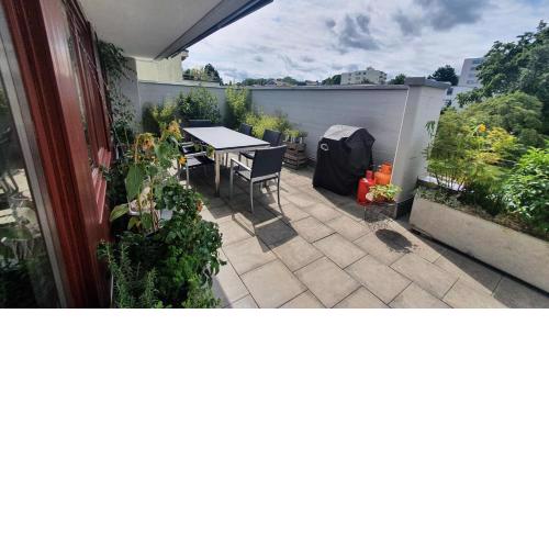 COSI - Komfortables Privatzimmer mit grosser Terrasse und Parkplatz