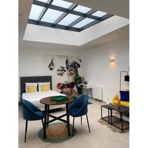 Cosy and Modern Studio in heart of XVII area