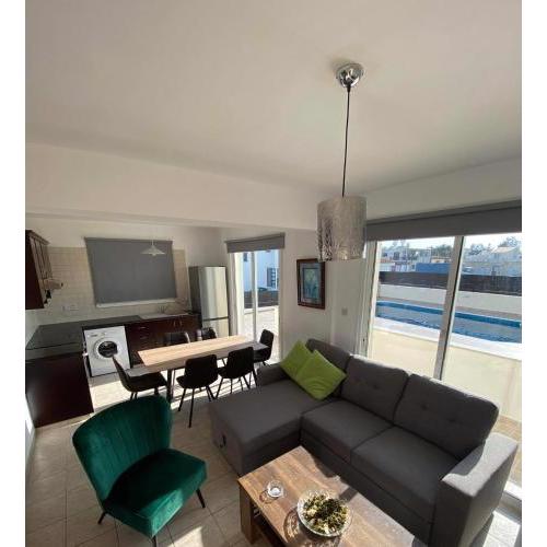 Cosy apartment in Kato Paphos with pool access