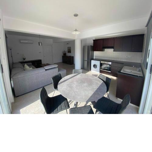 Cosy apartment in Kato Paphos with pool access
