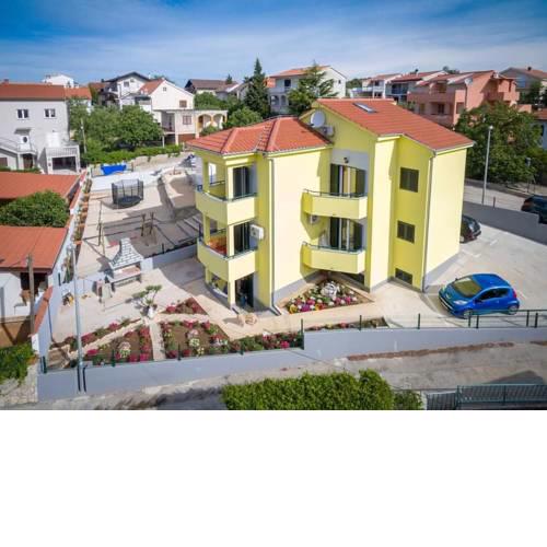 Cosy Holiday Home in Pirovac with Garden