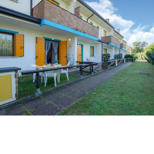 Cosy Holiday Home in Rosolina with Outdoor Pool