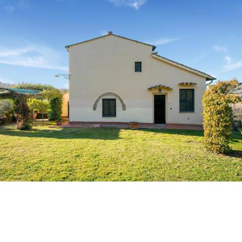 Cosy holiday home in Tuscany with shared swimming pool