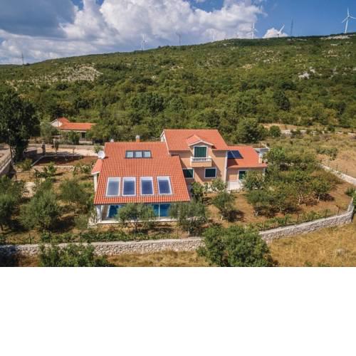Cosy Holiday Home in Veliki Broćanac with Swimming Pool