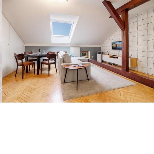 Cosy rooftop Appt near centre with a/c