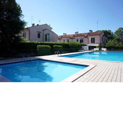 Cosy two - storey villa with a garden and a shared swimming pool