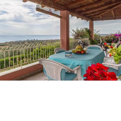Country house with panoramic view and beach access