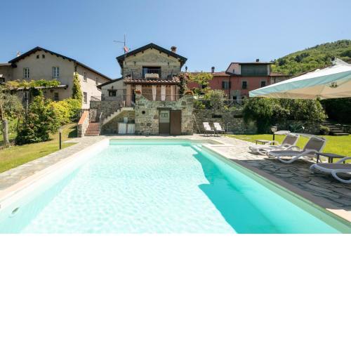 Country house with pool and outbuilding Fivizzano