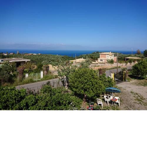 Country Side House (View, Parking, wifi, Fenced Yard, Close to the Sea)
