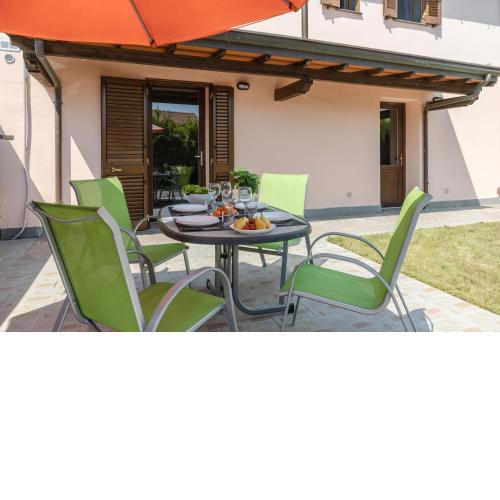 Countryside Apt with Swimming Pool and Parking