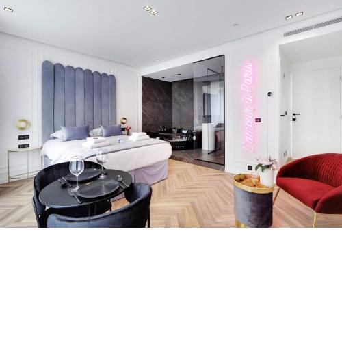 Couples Getaway Unit with Jacuzzi - City Center