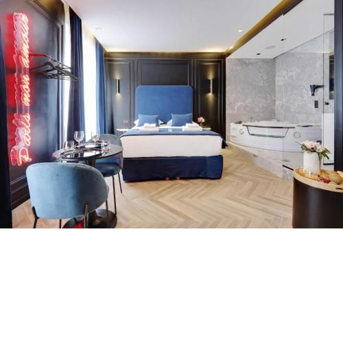 Couples Getaway Unit with Jacuzzi - City Center