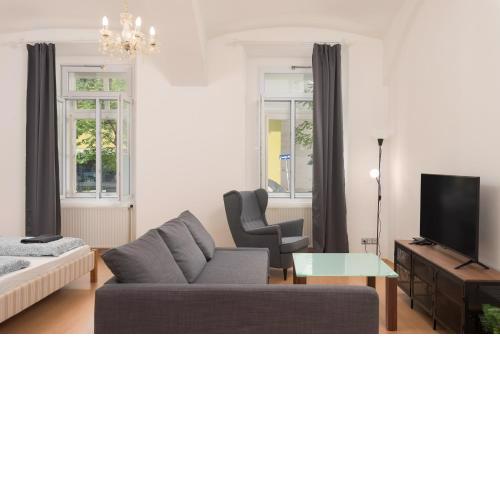 Cozy 1BD Apartment in Historic Central Vienna Building