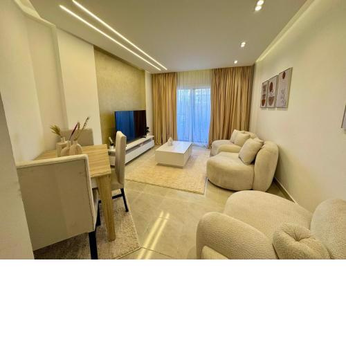 Cozy 2 BDR Apartment In Rehab City