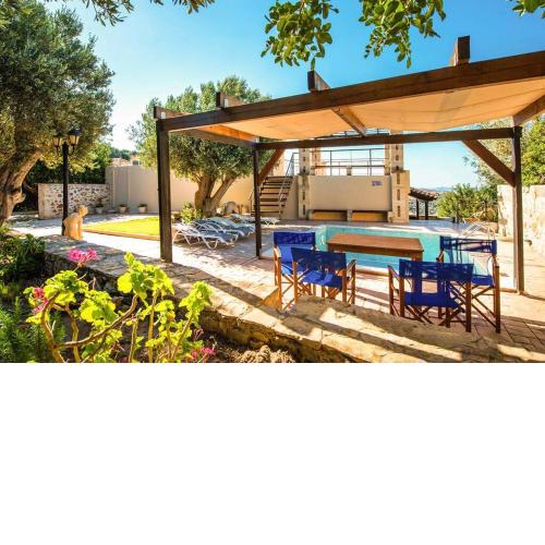 Cozy 2 bdr villa with amazing views to Lybian sea and just a breath away from the beach