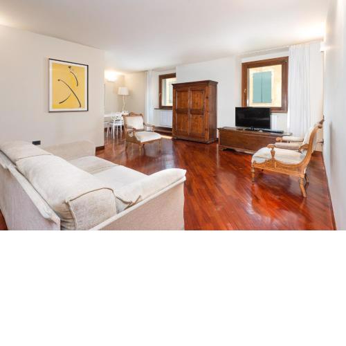 Cozy 2 bedroom in the heart of Verona