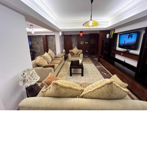 Cozy 3BR, 4-min CAI Airport, Balcony, Free Snacks