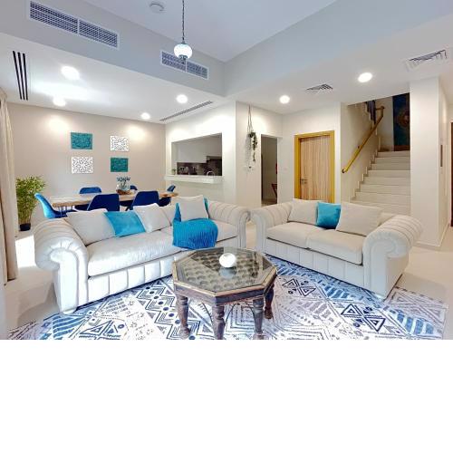 Cozy and Comfortable 3 Bedroom Townhouse with Unique Garden
