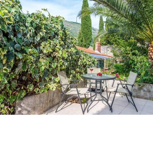 Cozy Apartment in Dubrovnik with Private Terrace