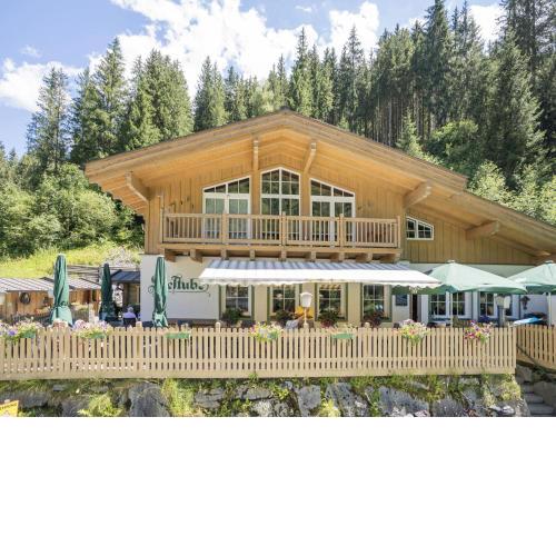Cozy apartment in Hollersbach im Pinzgau in a charming area