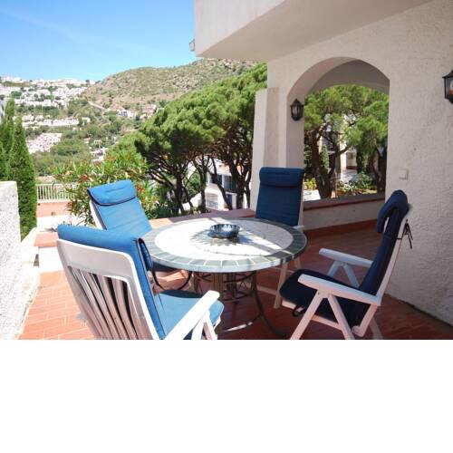 Cozy Apartment in Roses with Sea Nearby