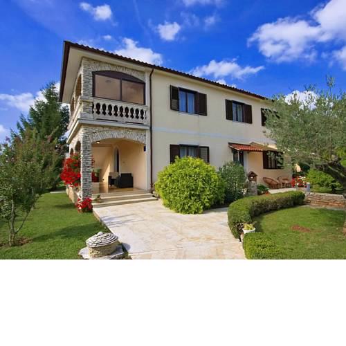 Cozy Apartment in Sveti Lovrec with Garden