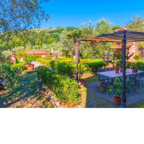Cozy apartment in Tuscan farmhouse with pool and spa
