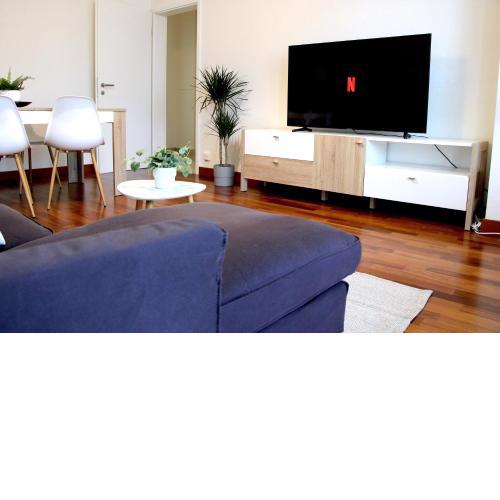 Cozy apartment with Free Parking & close to Lake