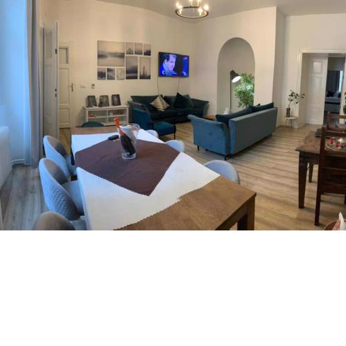 Cozy appartement 100m2 near Astronomical clock