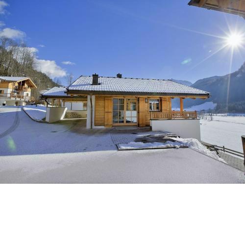 Cozy chalet with four bathrooms, near Königsleiten