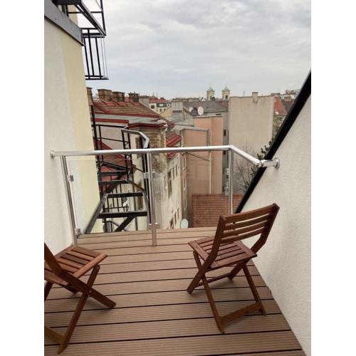 Cozy, clean & central with Aircondition & balcony