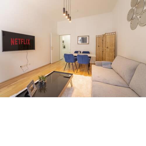 Cozy Flat next to the VIC/UNO