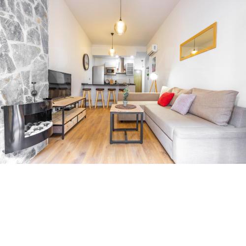 Cozy Flat with Pool & Parking - Center