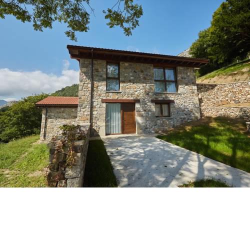 Cozy Holiday Home in Cangas de Onis with Meadow View